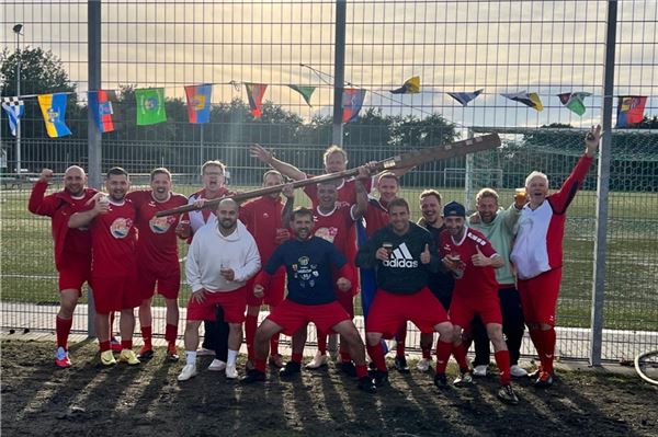 Alt-Herren gewinnen Inselcup Die Freude über den zweiten Gewinn des Inselcups ist den Spielern der Alt-Herren ins Gesicht geschrieben. Foto: privat