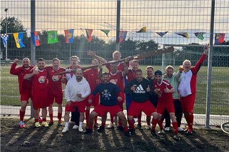 Die Freude über den zweiten Gewinn des Inselcups ist den Spielern der Alt-Herren ins Gesicht geschrieben. Foto: privat