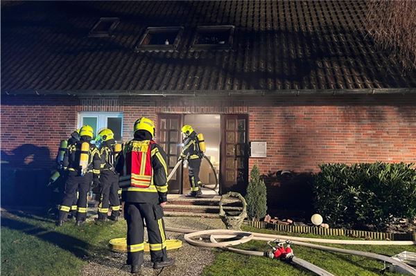 Die fünf Bewohner des Hauses sind zur weiteren Untersuchung ins Krankenhaus gebracht worden.