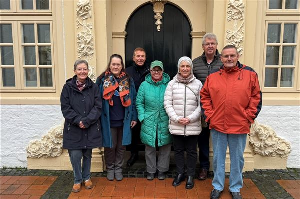 Die fünf Schlossöffner Angela Janssen, Ilka Kartner, Christa Pruys, Ruth Heckmann und Mario Kartner (alle vorn), Vorsitzender des Bürgervereins Kurt Begitt (hinten, links) und Geschäftsführer der Schloss Dornum GmbH, Reint Janssen, sind zufrieden mit dem ersten Jahr. Foto: Keno Klaassen