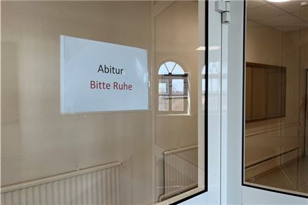 Die für Donnerstag angesetzte Abiturprüfung im Fach Politik verzögert sich aufgrund eines Einbruchs in ein Gymnasium in Goslar. Archivfoto