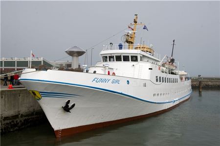 Die „Funny Girl“, hier im Hafen von Helgoland, havarierte am Sonntag zwischen der Insel und Büsum.