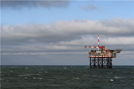 Die Gasbohrinsel des niederländischen Unternehmens One-Dyas vor Borkum bleibt umstritten. Foto: Lars Penning/dpa