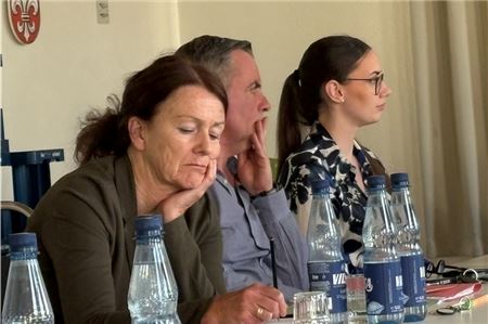 Die Gemeindevertreter während der Sitzung am Montag. Foto: Nicole Frischlich