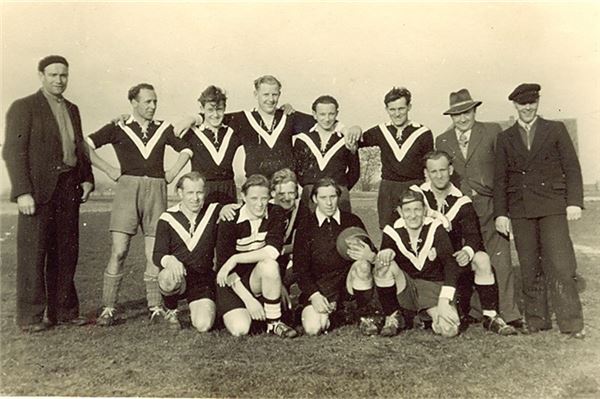 TuS Großheide feiert 70. Geburtstag Die Gründungsmannschaft 1955/1956: (stehend v.l.) Trainer Johann Klaassen, Enno Hagen, Enno Börchers, Hans Börchers, Johann Garrelts, Willi Thieme, Kassenwart Harm Rosenboom, Christian de Boer jun., (knieend v.l.) Ihno de Vries, Peter Heyen, Hans Schoolmann, Focko Buck, Hinrich Harms und Jan Schoolmann.