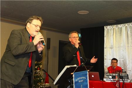 Die Gruppe Schlagersterne auf der Bühne des Bürgerforums in Großheide (v.l.) die Sänger Harald Betten, Frerich Westermann und sitzend an der Technik Maik Westermann. Fotos: Theo Gerken