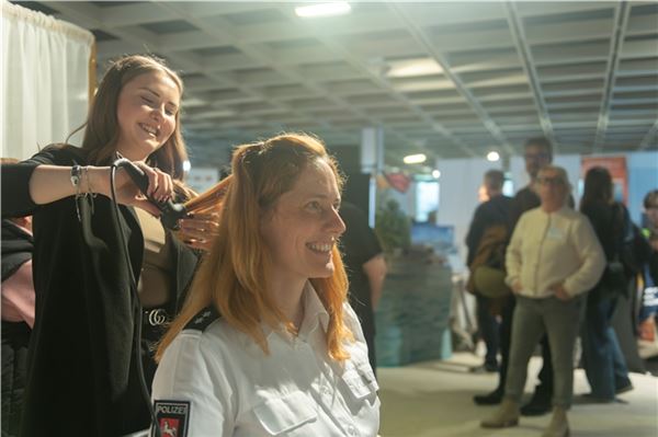 Das war die Gewerbeschau „Norden zeigt sich“ 2025 Die gute Laune spiegelte sich auch bei den Ausstellern wieder.