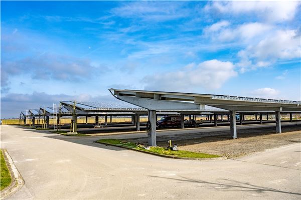 Die Hälfte der Module für die insgesamt 660 Parkplätze mit Solar-Carports wurde bereits verbaut.