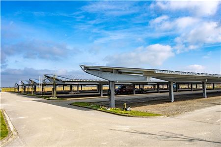 Die Hälfte der Module für die insgesamt 660 Parkplätze mit Solar-Carports wurde bereits verbaut.