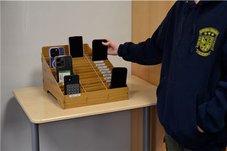 Die Handys werden in den Handyparkplätzen abgestellt.Foto: Keno Klaassen