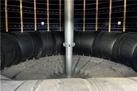 Die im Faulturm erzeugten Gase werden im 1000 Kubikmeter fassenden Gasspeicher zwischengelagert. Um den Druck zu erhalten, ist der Speicher mit einer Membran abgedichtet, auf der 34 Tonnen Steine lagern.