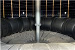 Die im Faulturm erzeugten Gase werden im 1000 Kubikmeter fassenden Gasspeicher zwischengelagert. Um den Druck zu erhalten, ist der Speicher mit einer Membran abgedichtet, auf der 34 Tonnen Steine lagern.