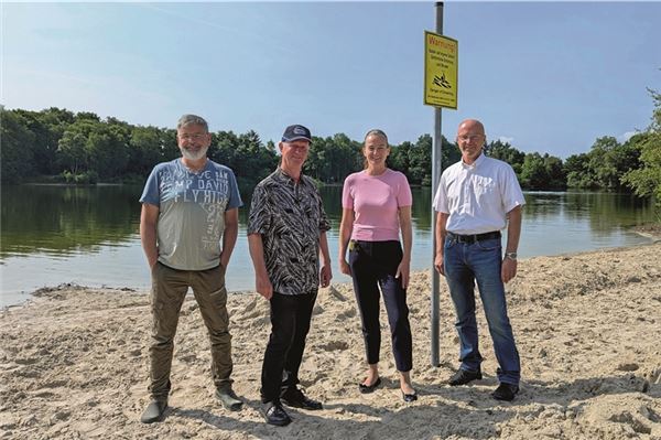 Kiessee Hage: 100 Kubikmeter Sand machen den Kurpark zum Urlaubsparadies Die Initiatoren vom Ferienpark Ostfriesland Axel Moritz (v. l.), Klaus Appelt, Kurdirektorin Gabi Meyer-Buhr und einer der Sandspender, Heiko Eisenhauer (Allianz), freuen sich über den neuen Strand. Fotos: Merlin Klinke