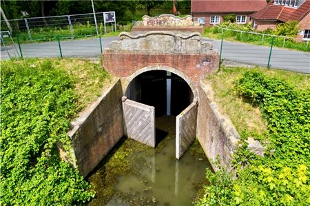Die Instandsetzung des 1775 erbauten Fridericussiels nähert sich dem Abschluss. Das Foto zeigt das Bauwerk vor der Sanierung, ab dem 13. Oktober werden die hölzernen Sieltore geliefert und wieder eingebaut.