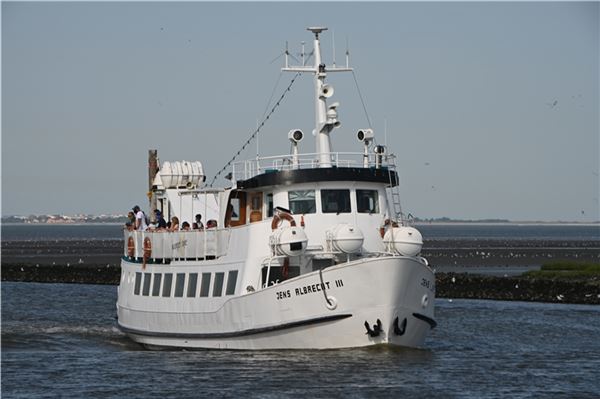 Fähre steckt fest: Passagiere harren neun Stunden an Bord aus Die „Jens Albrecht III“ fährt zwischen Harlesiel und Wangerooge, zudem wird sie für Ausflugsfahrten eingesetzt.