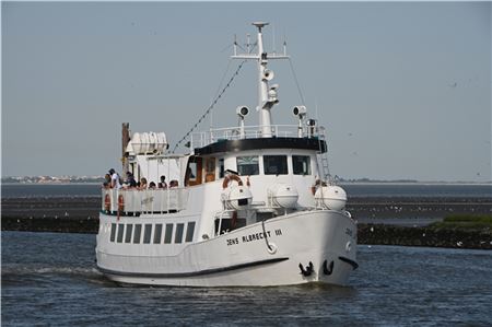 Die „Jens Albrecht III“ fährt zwischen Harlesiel und Wangerooge, zudem wird sie für Ausflugsfahrten eingesetzt.