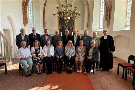 Die Jubelkonfirmation mit Pastorin Anja Helen Bierski und Pastor in Ruhe Edzard Aden. Foto: privat