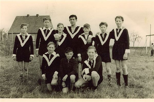 TuS Großheide feiert 70. Geburtstag Die Jugendmannschaft aus dem Jahre 1958/1959: (hintere Reihe v.l.) Johann Nannen, Heinz-Werner Bastians, Manfred Gabler, Burchard Albarus, Heinz Kruismann, Helmut Mühlena, Manfred Jacobs, (vordere Reihe v.l.) Karl Escher, Wilhelm Büscher und Peter Büscher.