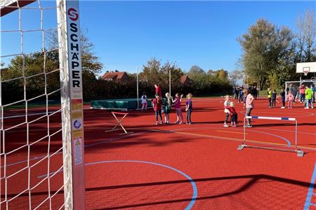 Die jungen Leichtathleten zeigten an der neuen Hochsprunganlage ihr Können. Für Unmut sorgte die Zerstörung einer der neuen Hochsprungmatten in der vergangenen Woche durch Unbekannte.