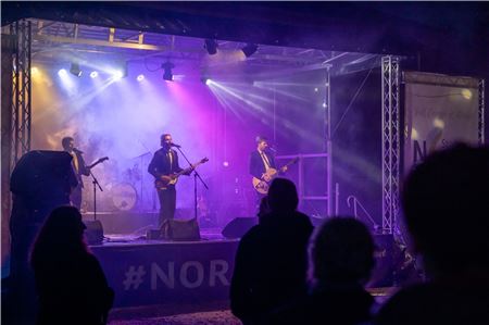 Die Kaiserbeats aus Osnabrück hielten die Stimmung trotz Regens hoch. Unter dem Regenschirm wurde weiter getanzt. Foto: Ute Bruns
