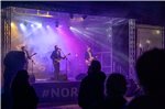 Die Kaiserbeats aus Osnabrück hielten die Stimmung trotz Regens hoch. Unter dem Regenschirm wurde weiter getanzt. Foto: Ute Bruns