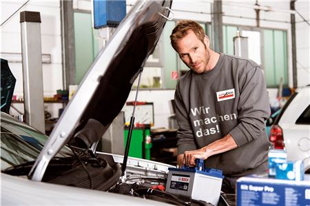 Die Kfz-Werkstätten leisten auch in der Krise kompetente Hilfe. Foto: djd