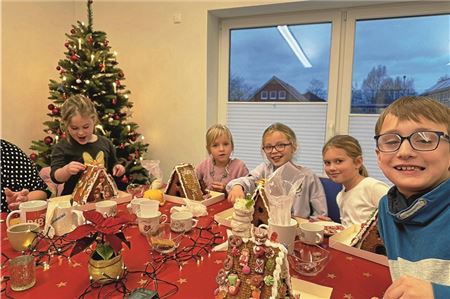 Die Kinder in Osteel konnten sich ihr eigenes Haus bauen – in Lebkuchenform. Fotos: