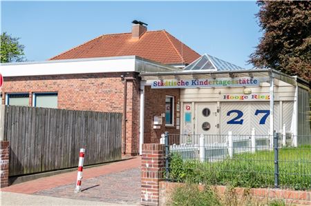 Die Kindertagesstätte Hooge Riege in Norden wird am gleichen Standort neu gebaut. Insgesamt rund 7 Millionen Euro sind hierfür eingeplant.