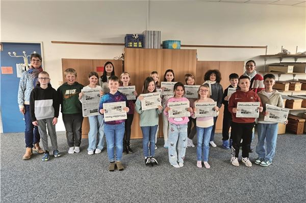 Die Klasse 4a mit Klassenlehrerin Irina Kühnel (hinten, rechts) und Schulbegleiterin Sabine Labohm-Eilers (links).