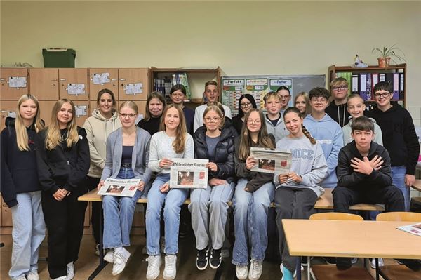 Die Klasse 8 c mit Lehrerin Rhonda Habben (3. von links).