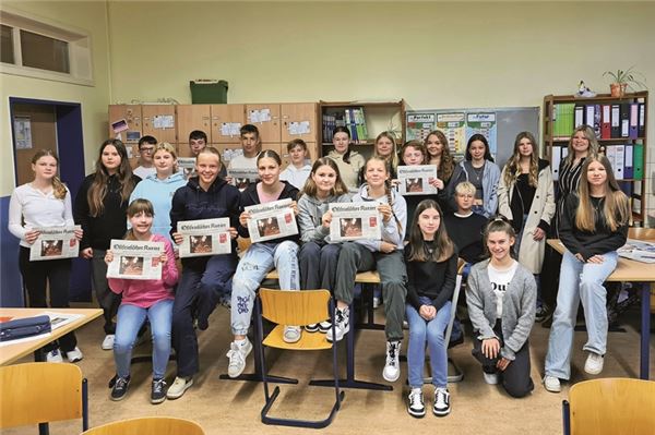 Die Klasse 8 d mit ihrer Lehrerin Laura Joostberens (hinten, rechts). Die Jugendlichen waren bereits gut informiert.