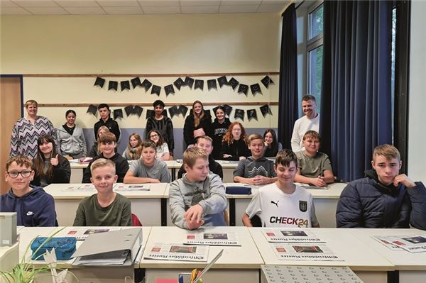 Die Klassen 8 a/8 e mit Tamme Bölts (hinten, rechts) und Britta Breitlauch (hinten, links).