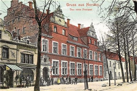 Die kolorierte Ansichtskarte zeigt den 1906/1907 errichteten Neubau des Kaiserlichen Postamtes in Norden kurz nach der Vollendung.