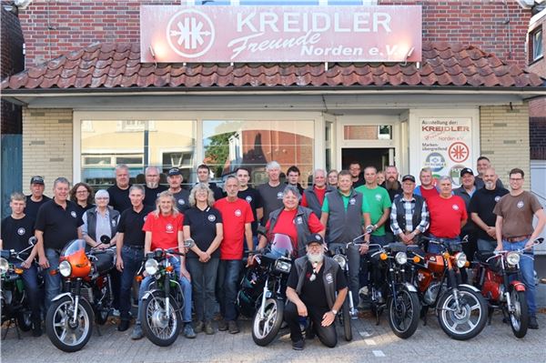 Die Kreidler Freunde Norden treffen sich jährlich – in diesem Jahr erinnern sie an ein ganz besonderes Rennen. Foto: Irmi Hartmann