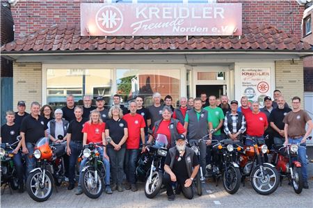 Die Kreidler Freunde Norden treffen sich jährlich – in diesem Jahr erinnern sie an ein ganz besonderes Rennen. Foto: Irmi Hartmann