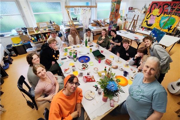 Die Kunstschule mit Leiterin Linda Peters (vorn, rechts) bietet ein reichhaltiges Angebot, stößt aber an ihre Grenzen.