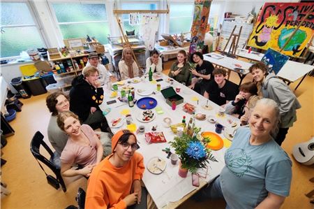 Die Kunstschule mit Leiterin Linda Peters (vorn, rechts) bietet ein reichhaltiges Angebot, stößt aber an ihre Grenzen.