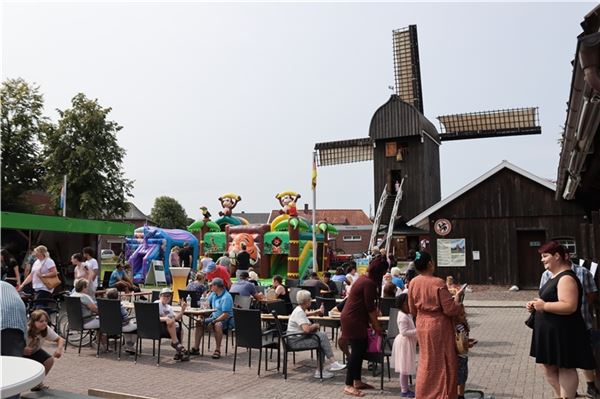 Die Laune war bestens am Sonntag an der Bockwindmühle: Zahlreiche Besucher und Radler hatten sich auf dem Gelände des Denkmals eingefunden, um den Tag zu genießen. Fotos: Silvia Cornelius