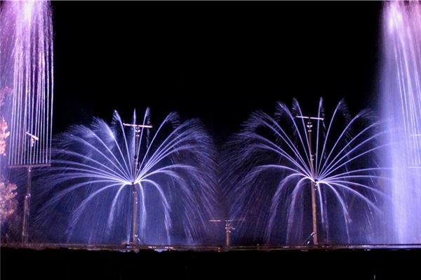 Die Licht- und Wassershow „Flames of Water“ eröffnet die Veranstaltung auf dem Pewsumer Marktplatz. Foto: privat