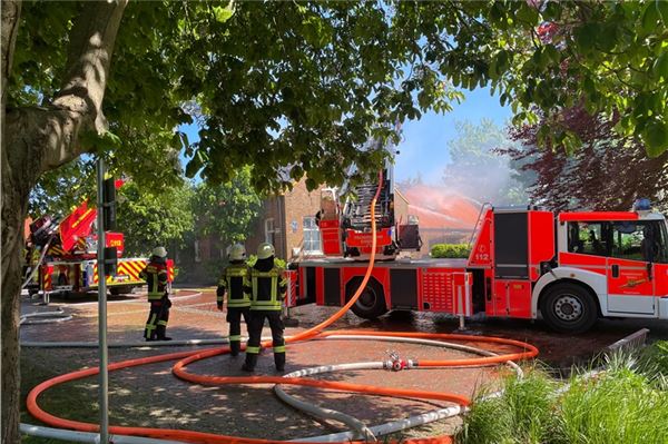 Dorfgemeinschaftshaus in Visquard brennt Feuerwehr