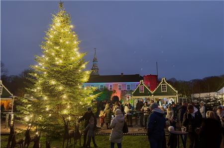 Die Lütetsburger Weihnacht lockt mit der traumhaften Kulisse des festlich beleuchteten Schlosses und exklusivem Angebot.