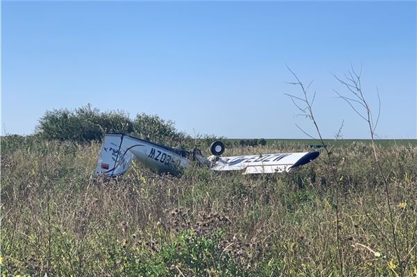 Die Maschine der Luftfahrerschule blieb auf dem Dach liegen. Foto: Tebben-Willgrubs