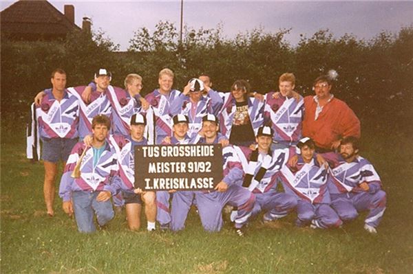 TuS Großheide feiert 70. Geburtstag Die Meister der 1. Kreisklasse im Jahre 1991/1992: (knieend v.l.) Thorsten Schoolmann, Kai Schoolmann, Uwe Zitting, Johann Tebben, Uwe Wäcken, Günther Grensemann, Oliver Schmidt, Ingo Harms, Helmut Kahnert, (knieend v.l.) Dirk Holz, Helmut Kleen, Hartmut Reemts, Mario Schmidt, Jochen Rosendahl, Torsten Rewohl und Arthur Garrelts.