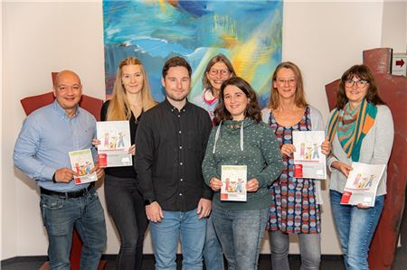Die Mitarbeiterinnen und Mitarbeiter des Pflegekinderdienstes informieren demnächst über Aufnahme und Leben mit einem Pflegekind (v. l.): Damy Muzur, Okka Köllmann, Leon Klute, Anke Winter, Danica Rosenboom, Cornelia Fischer und Lenka Rühaak.