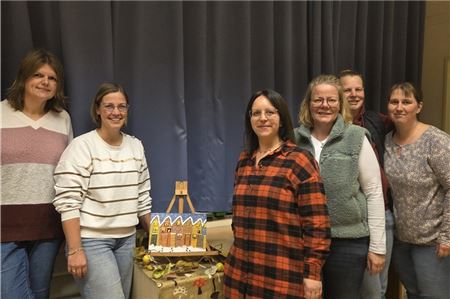 Die Mitglieder des Fördervereins zeigen das Bild der siebenjährigen Eeske. Fotos: Friederieke Butzheinen