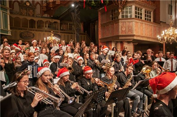 Die musikaffinen Kinder und Jugendlichen stimmten vielfältig auf Weihnachten ein.