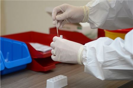 Die Nachfrage nach Bürgertests sinkt, deshalb passen die Testzentren ihre Kapazitäten an. 