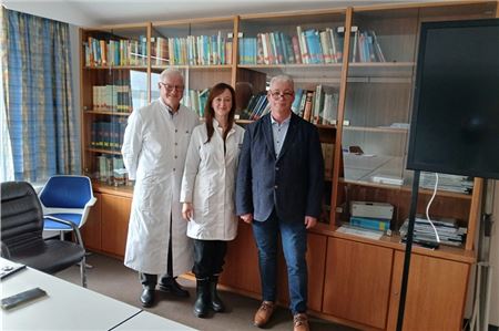 Die neue Chefärztin des Norderneyer Krankenhauses, Dr. Carolin Funke-Lorenz, eingerahmt von ihrem Vorgänger Dr. Wolfgang Schenk (l.) und dem Geschäftsführer des Krankenhauses, Uwe Peters. Fotos: Jörg Valentin