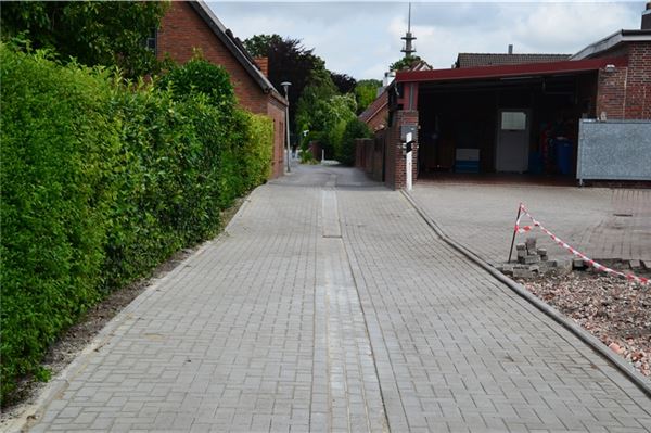 Die neue Straße besteht aus Betonrechtecksteinen.