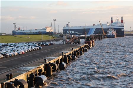 Die niedersächsischen Seehäfen, hier Emden, benötigen mehr Unterstützung, bekommen stattdessen weniger. Archivfoto: van der Velde